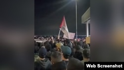 Около 1000 души нахлуха на летището в Махачкала. 