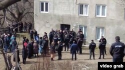 დაპირისპირება მერაბ მიქელაძის სახლთან ადიგენში. კადრი აღებულია 2024 წლის 8 მარტს „TOK TV“ -ის მიერ გადაღებული ვიდეოდან. 