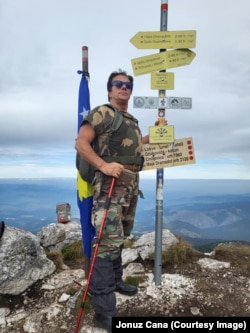 Jonuz Cana në majën e Hajlës, që është maja më e lartë në Rugovë me një lartësi prej 2.403 metrash. Tetor, 2022.