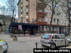 Një flamur serb i vendosur jashtë restorantit Grey, që u konfiskua nga autoritetet e Kosovës. Mitrovicë e Veriut, 4 prill 2024.