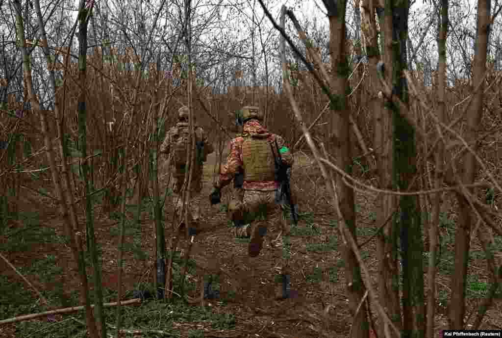 Украински војници на линијата на фронтот. Украинскиот претседател Зеленски вели дека битката за Бахмут продолжува, иако ситуацијата е многу тешка.