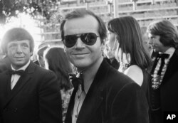 Джак Никълсън, номиниран за най-добър актьор, пристига за връчването на наградите "Оскар" на 2 април 1974 г.