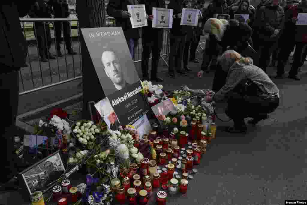 Peste 50 de oameni au participat, duminică, la un eveniment organizat în memoria lui Alexei Navalnîi în faţa Ambasadei Rusiei, pe şoseaua Kiseleff din Bucureşti.&nbsp;