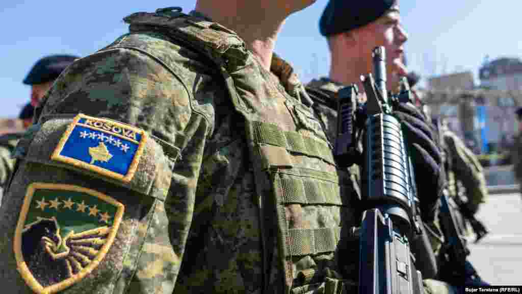 Disa pjesëtarë të FSK-së gjatë parakalimit në 15-vjetorin e pavarësisë.&nbsp;