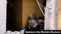 Палестинците по време на израелски удар в Рафах.