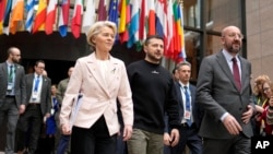 Ursula von der Leyen, az Európai Bizottság elnöke, Volodimir Zelenszkij ukrán elnök és Charles Michel, az Európai Tanács elnöke Brüsszelben 2023. február 9-én