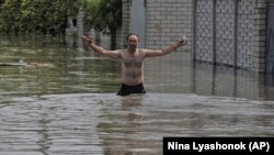 Масовни евакуации по пробивањето на украинската брана Нова Каховка