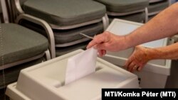 Az első szavazó leadja voksát az önkormányzati, európai parlamenti (EP) és nemzetiségi választásokon a salgótarjáni József Attila Művelődési és Konferencia Központban kialakított 18. számú szavazókörben 2024. június 9-én