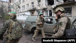 "Всичко е напълно унищожено". Какъв е животът на защитниците на Бахмут