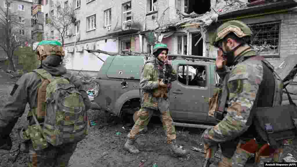 Войник поздравява със знака на победата свой колега в контролираната от Украйна западна част на Бахмут.&nbsp;Анализаторите смятат, че източният град има малка стратегическа стойност, но е придобил по-скоро символно и политическо значение. Там двете страни продължават най-кръвопролитната пехотна битка от края на Втората световна война.