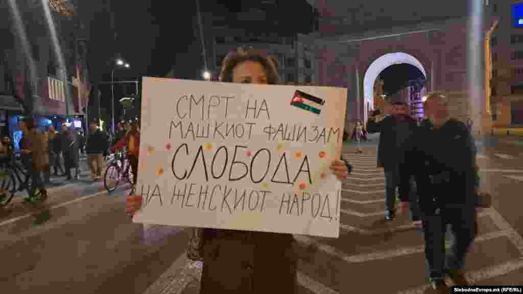 &ldquo;Дали е среќен 8 Март&rdquo;, &ldquo;Не преговарам за моите права&rdquo;, &ldquo;Платен домашен труд&rdquo;, беа само дел од написите на транспарентите на учесниците.