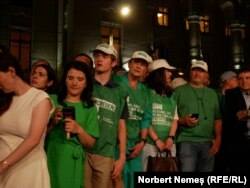 Susținătorii lui Nicușor Dan urmăresc ecranul pe care sunt afișate datele privind votarea.