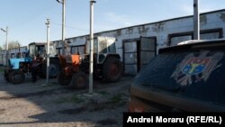 Dan Caraiman a lipit pe geamul din spatele mașinii sale stema de stat a R. Moldova. El spune că are din cauza asta probleme cu așa-zisele autorități transnistrene, pe care, însă, și le-a asumat.