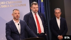 Делян Добрев от ГЕРБ заедно с Делян Пеевски и Йордан Цонев от ДПС на брифинг след извънредна среща в Народното събрание по въпроса за дерогацията