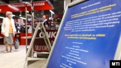 A 2023. június 1-jétől életbe lépő kötelező akciózást ismertető tábla a budapesti Corvin bevásárlóközpontban lévő CBA-üzletben 2023. június 1-jén