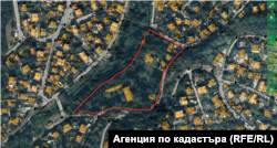 „Compania cetățenilor ruși” deține două proprietăți adiacente subliniate cu roșu. „Proprietatea este foarte atractivă”, a declarat pentru Europa Liberă fostul primar al orașului Pancearevo, Nikolai Giurov.