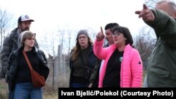 Shanai Matteson, (druga levo), Ricky DeFoe i drugi aktivisti sa Marijanom Petković iz udruženja "Ne damo Jadar" (desno) u Gornjim Nedeljicama, 18. februar 2024.