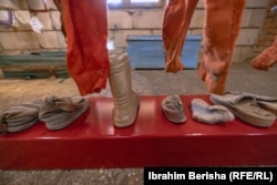 Szabadidőnadrág és házi papucs a pokleki múzeumban