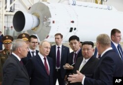 Takimi mes dy liderëve nisi në kozmodromin Vostochny, me një shëtitje rreth objektit raketahedhës të hapësirës, Soyuz-2, ku Kimi i bëri shumë pyetje rreth raketave një zyrtari rus të hapësirës.