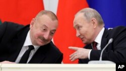 ფოტო არქივიდან: აზერბაიჯანის პრეზიდენტი ილჰამ ალიევი და რუსეთის პრეზიდენტი ვლადიმირ პუტინი