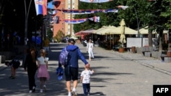 Pešaci šetaju ulicom Severne Mitrovice, 28. septembra 2023. Ilustrativna fotografija