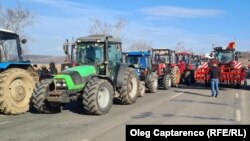 Zeci de fermieri au blocat cu tractoarele accesul spre vama Leușeni pe 12 februarie.