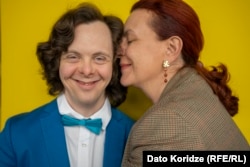 გიგო დედასთან, ინგასთან ერთად