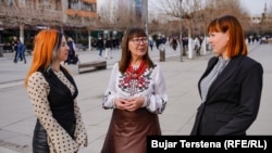 Gazetaret ukrainase që po strehohen në Kosovë: Tetiana Kraselnikova (majtas), Lyudmila Makey (në mes) dhe Iryna Synelnyk (djathtas).