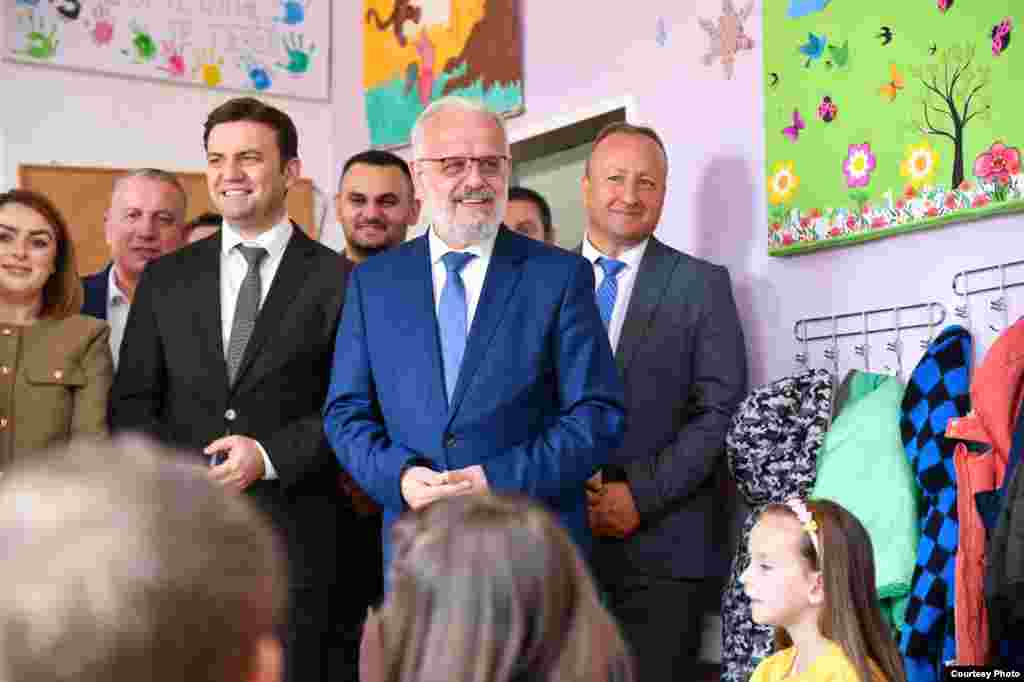 Техничкиот премиер Талат Џафери заедно со министерот за надворешни работи Бујар Османи во посета училиште во тетовското село Теарце