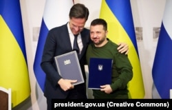 Президент Украины Владимир Зеленский (справа) и премьер-министр Нидерландов Марк Рютте (ныне генсекретарь НАТО) в день подписания соглашения о сотрудничестве в сфере безопасности между Украиной и Нидерландами. Харьков, 1 марта 2024 года