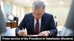 Шавкат Мирзияев Өзбекстан президентін сайлауға дауыс беріп жатыр. Ташкент, 9 шілде, 2023 жыл.