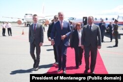 Đukanović po slijetanju privatnim avionom u Jermeniju, maj 2022.