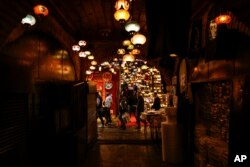 Prolaznici u trgovačkom kvartu Eminonu, mart 20204.