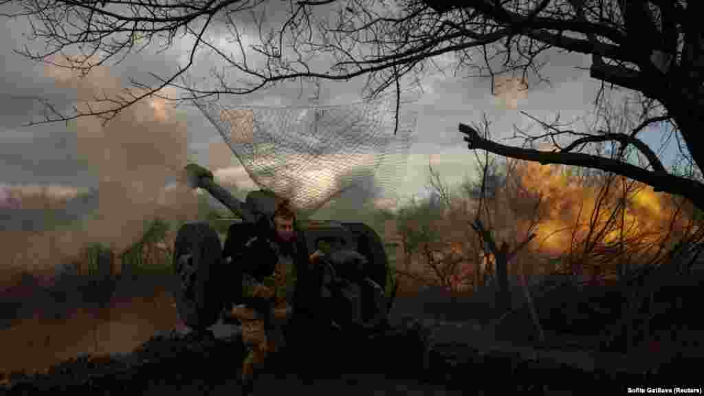 Украинските артилерици стрелаат кон руските позиции.