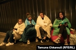 მშობლები ღამეს ათევენ მთავრობის ადმინისტრაციასთან. 24 აპრილი, 2023 წელი