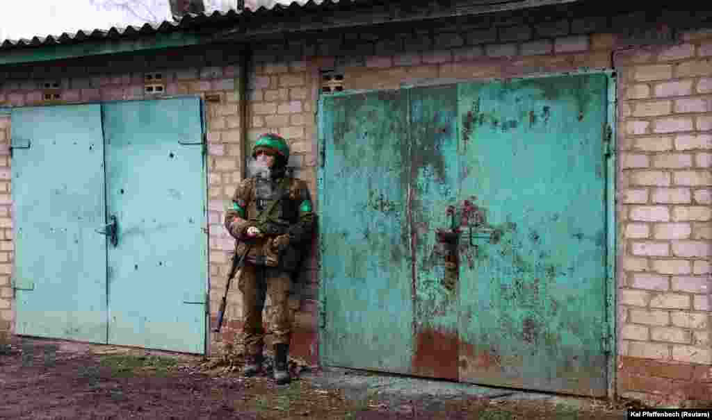 Ukrajinski vojnik puši cigaretu nakon povratka iz teških borbi u blizini Bakhmuta 15. aprila. Ukrajina je nagovijestila da će uskoro pokrenuti protivofanzivu kako bi vratila više teritorija. Međutim, početak je odgođen zbog kombinacije faktora, uključujući vremenske uslove, spore isporuke opreme i nedovoljnu količinu streljiva, rekao je Kijev.