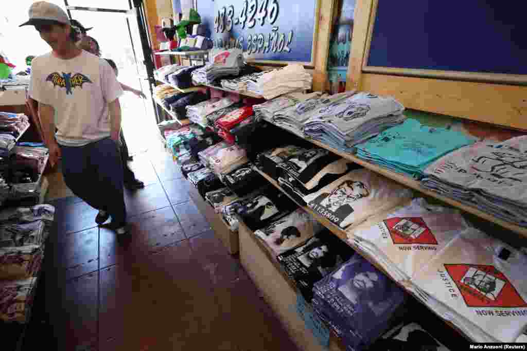 Azzal vádolják a korábbi elnököt, hogy bűntársaival összeesküvést szőtt a 2020-as választási eredmény megdöntésére. 2024-es amerikai választási kampánya során három másik váddal is szembe kell néznie.&nbsp;Ezek közül kettő a választások ellopásáról szóló hamis állításával és a washingtoni Capitolium elleni támadással kapcsolatos