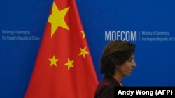 Američka ministarka trgovine Đina Remando pred sastanak s kineskim kolegom Vang Ventaom, Peking, 28. avgust 2023.