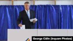 Președintele Klaus Iohannis a votat, duminică, 9 iunie, la Liceul Teoretic Jean Monnet din Bucureşti.