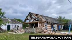 Тази снимка се разпространява от руските власти в Белгород. Те казват, че тази къща е била разрушена по време на нахлуването. Тази информация не може да се потвърди независимо. 