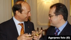 Traian Băsescu și Emil Boc după validarea de Curtea Constituțională a primului mandat de președinte al lui Traian Băsescu - 16 decembrie 2004.