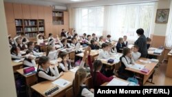 O lecție în clasa a IV-a, la liceul „Mihai Viteazul” din Chișinău.