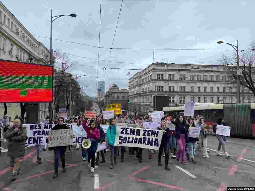 Nakon što su ispred zgrade Vlade Srbije izneli&nbsp;svoje zahteve, okupljeni su prošetali do Skupštine Srbije gde su ih ponovili. Zahtevi koje su organizatorke iznele na protestu najpre podrazumevaju uspostavljanje tela za borbu protiv femicida.
