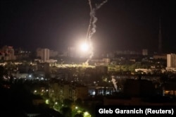Explozia unei rachete interceptate este văzută deasupra Kievului în timpul unui atac cu rachete rusești, 16 mai 2023.