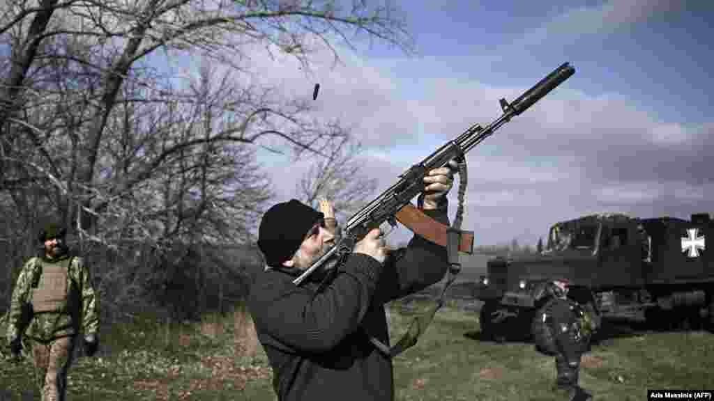 Ukrajinski vojnik puca iz puške na dron. &nbsp;