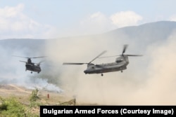 Вертолеты Chinook 1-го армейского авиационного полка «Антарес» Италии. Многонациональные групповые учения НАТО в Болгарии