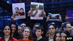 Nemzetközi hírességek állnak ki a Berlinalén, a Berlini Filmfesztiválon az iráni tüntetők mellett 2023. február 18-án