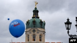 Balon sa logom njemačke krajnje desničarske stranke Alternativa za Njemačku (AfD) ispred berlinske palate Šarlotenburg ukrašene zastavama duginih boja tokom predizborne kampanje ove stranke u Berlinu 24. septembra 2021.