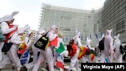 Nyúljelmezben vonulnak tüntetők az EU brüsszeli központja felé 2012. június 20-án