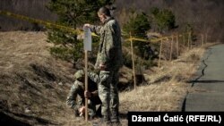 Pripadnici Oružanih snaga BiH obilježavaju opasno područje na teritoriji gdje vrše deminiranje, Aerodrom Željava kod Bihaća, BiH, 22. mart 2023.